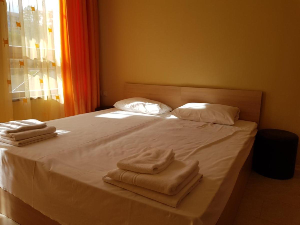 Golden Sands Rentals Apartments Bagian luar foto