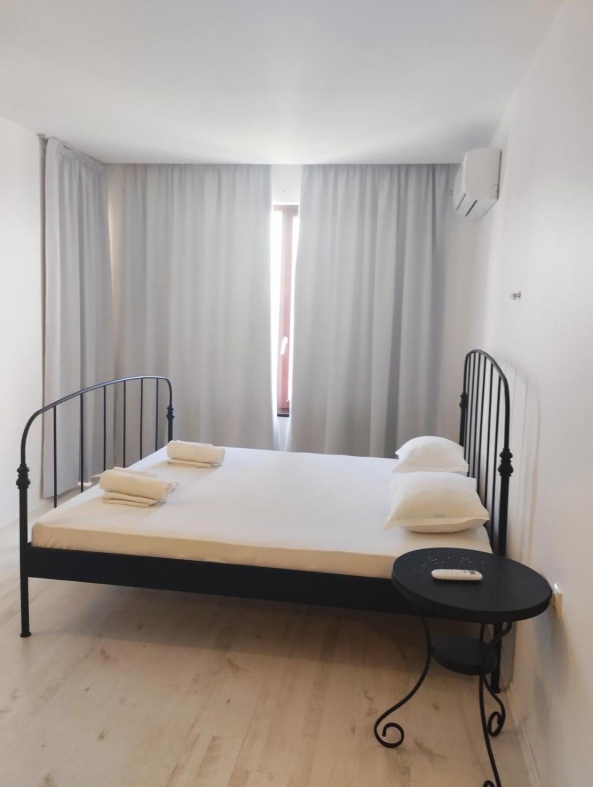 Golden Sands Rentals Apartments Bagian luar foto