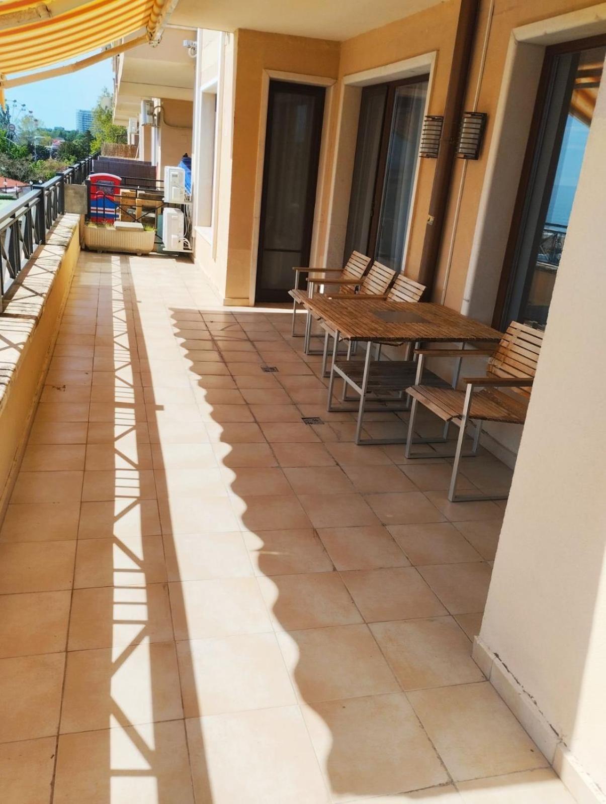 Golden Sands Rentals Apartments Bagian luar foto