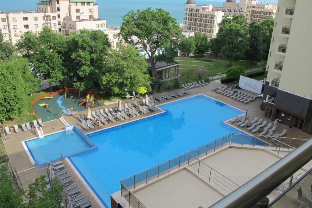 Golden Sands Rentals Apartments Bagian luar foto