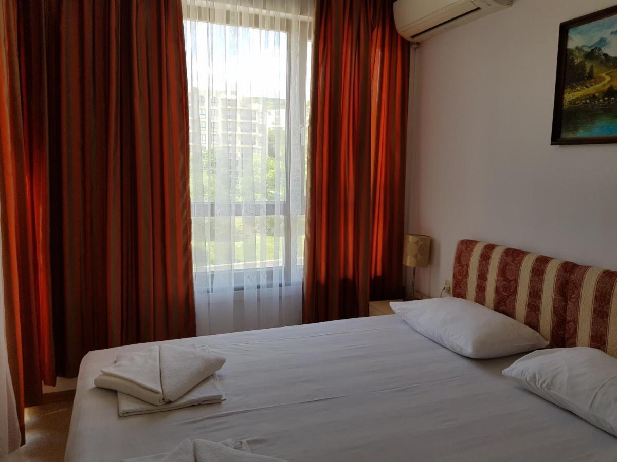 Golden Sands Rentals Apartments Bagian luar foto