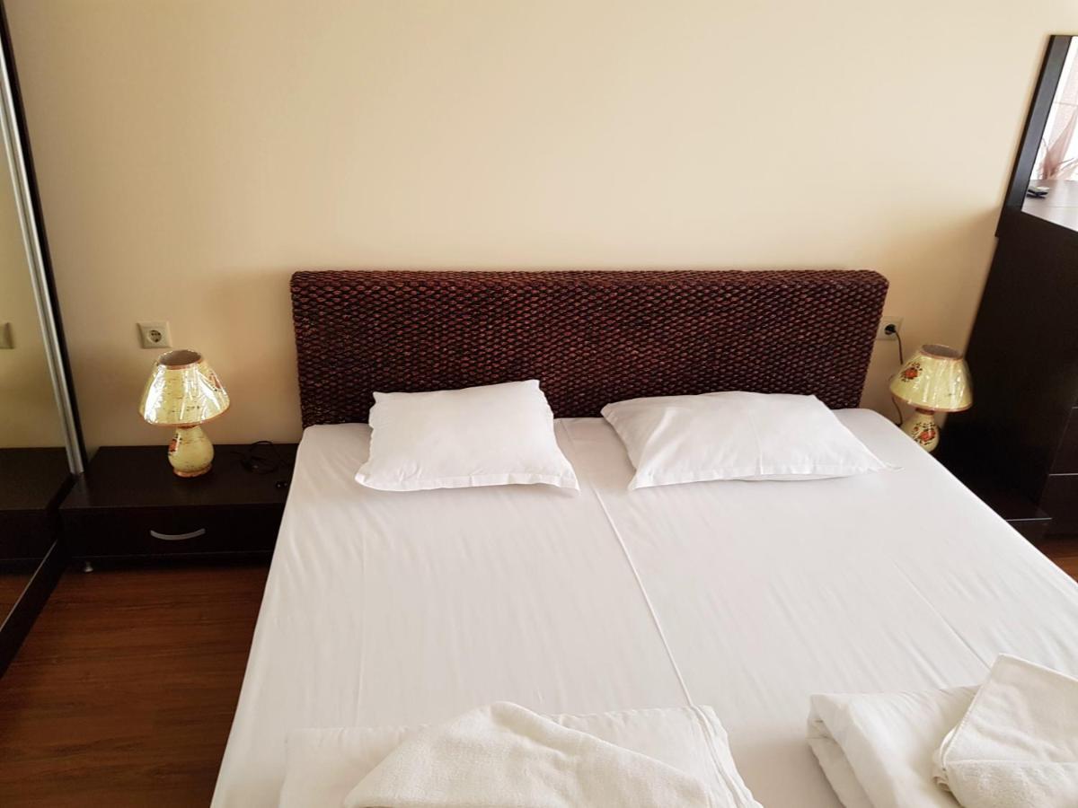 Golden Sands Rentals Apartments Bagian luar foto