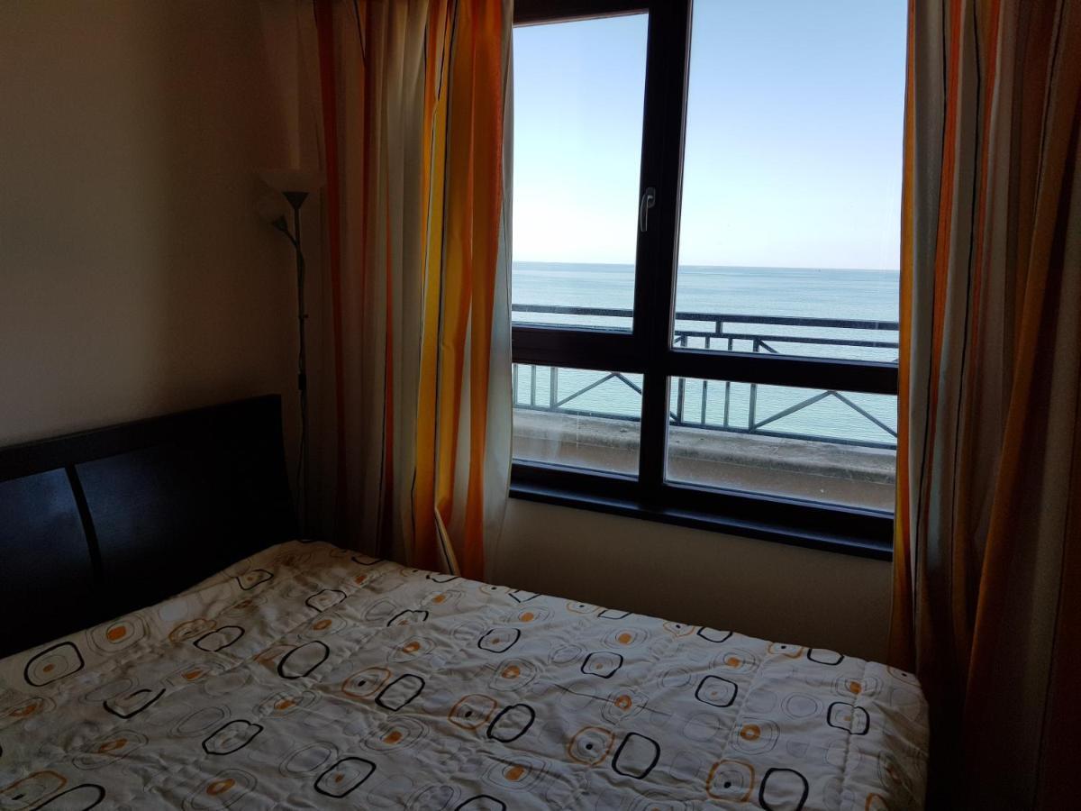 Golden Sands Rentals Apartments Bagian luar foto